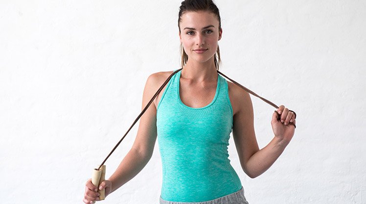 Sportlerin mit Fitness Gerät
